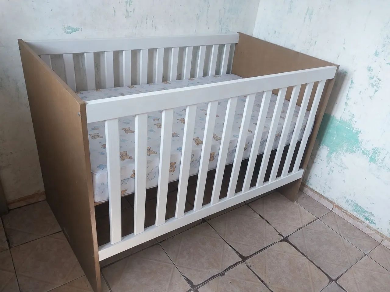 Berço americano com grades fixa e estrutura de MDF