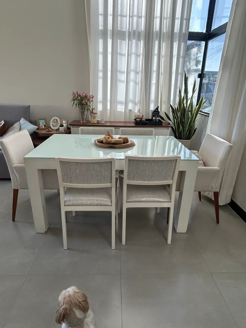Mesa com 6 cadeiras em madeira 