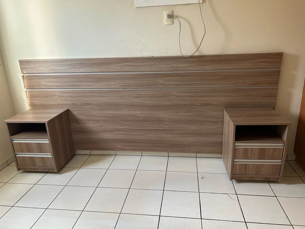Cabeceira com criado mudo