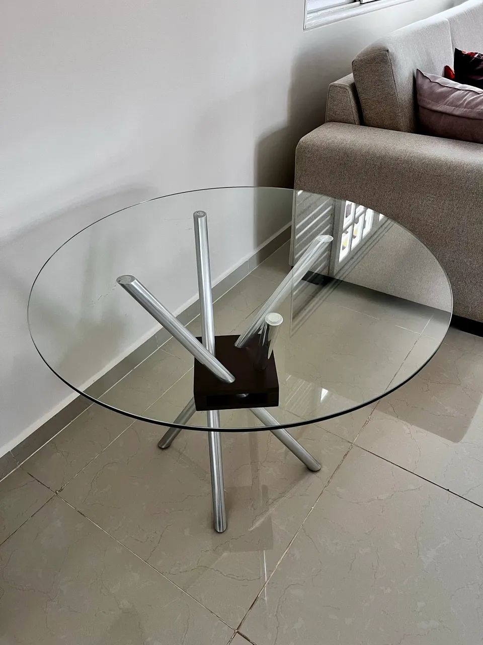 Mesa lateral Jacaúna 80 X 80 X 65cm - Em excelente estado! - Foto 2