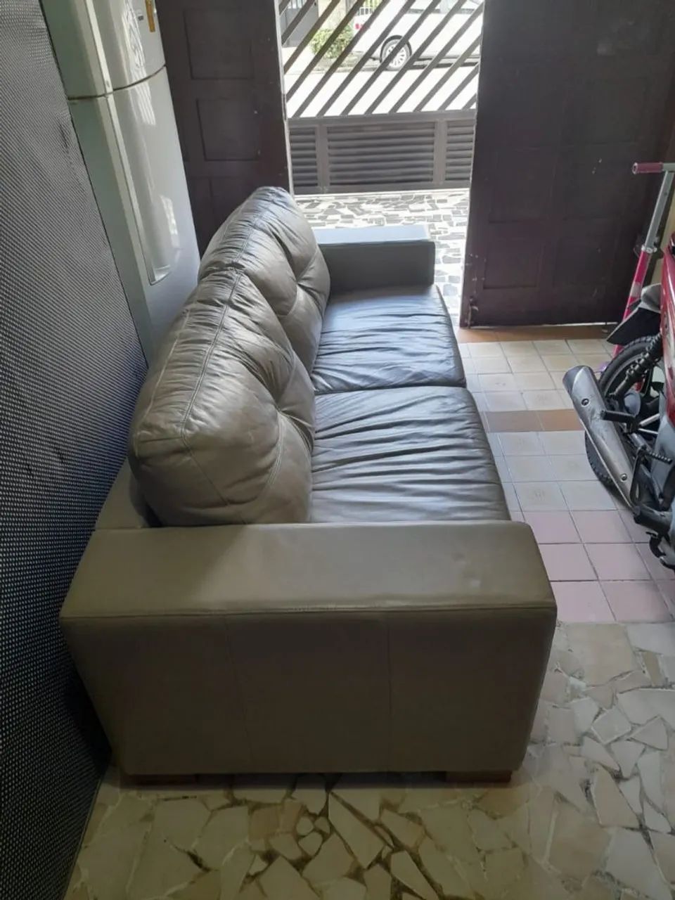 Vendo Sofá de 3 lugares couro legítimo  - Foto 4