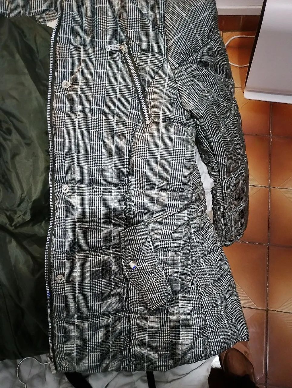 Jaqueta puffer feminina com capuz removível  - Foto 4