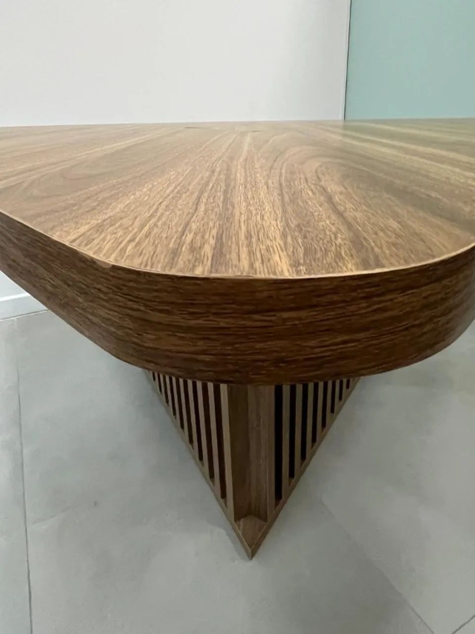 Mesa triangular para escritório com elétrica - Foto 4