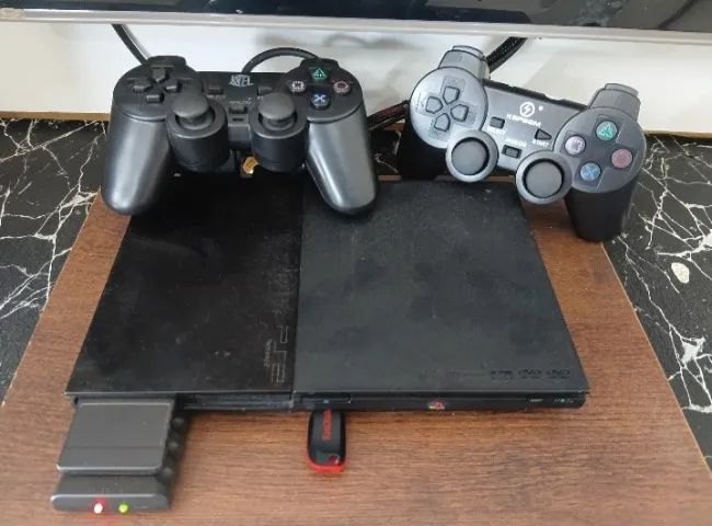 ps2 slim com 2 controles um e sem fio  - Foto 2