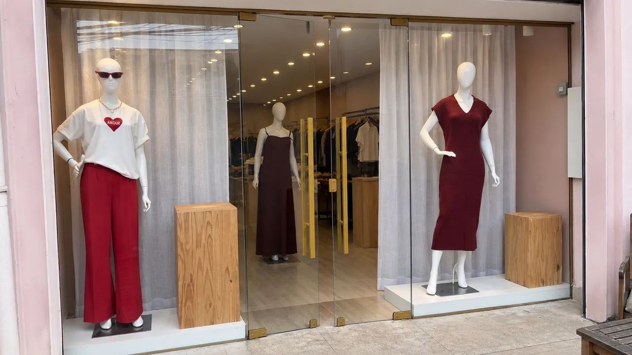 Vitrine de loja com porta e detalhes dourado  - Foto 4