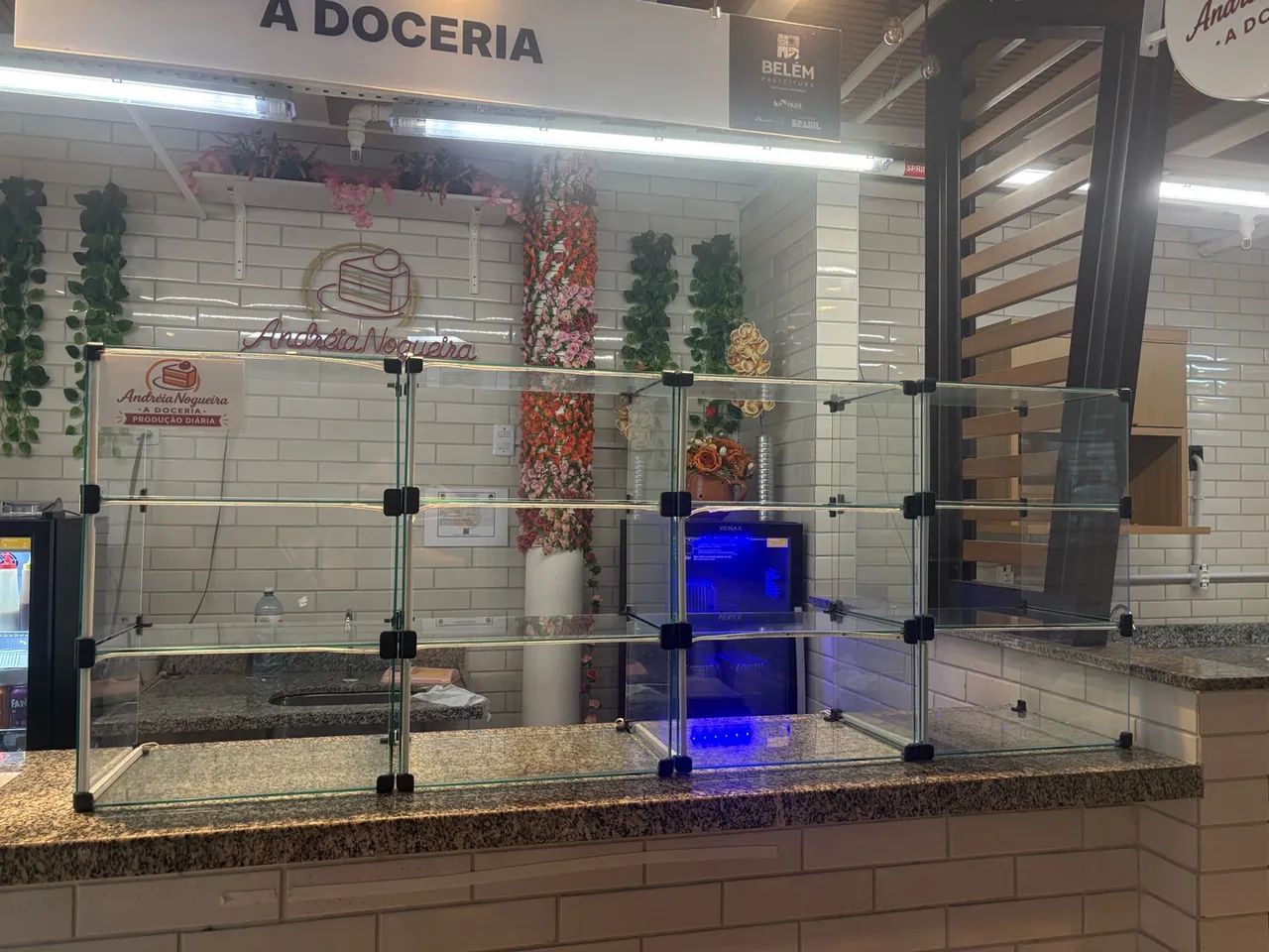 Balcão de vidro expositor e caixa - Foto 4