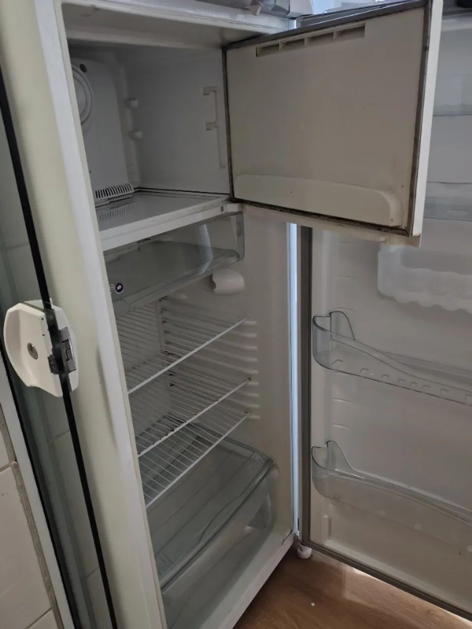Geladeira Consul 240 litros.