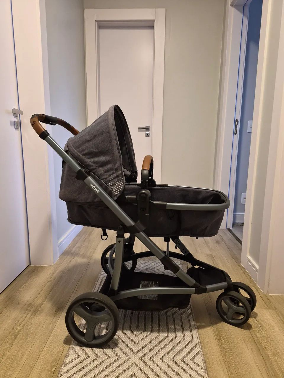 Carrinho de bebê com cadeirinha, moises e isofix  - Foto 4