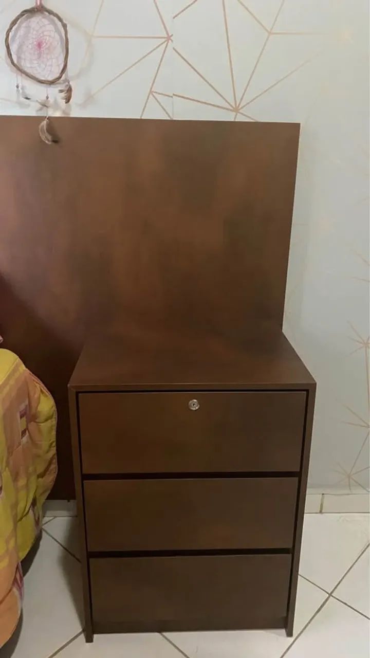 Mesa de Cabeceira com 3 Gavetas e Chave - Foto 2