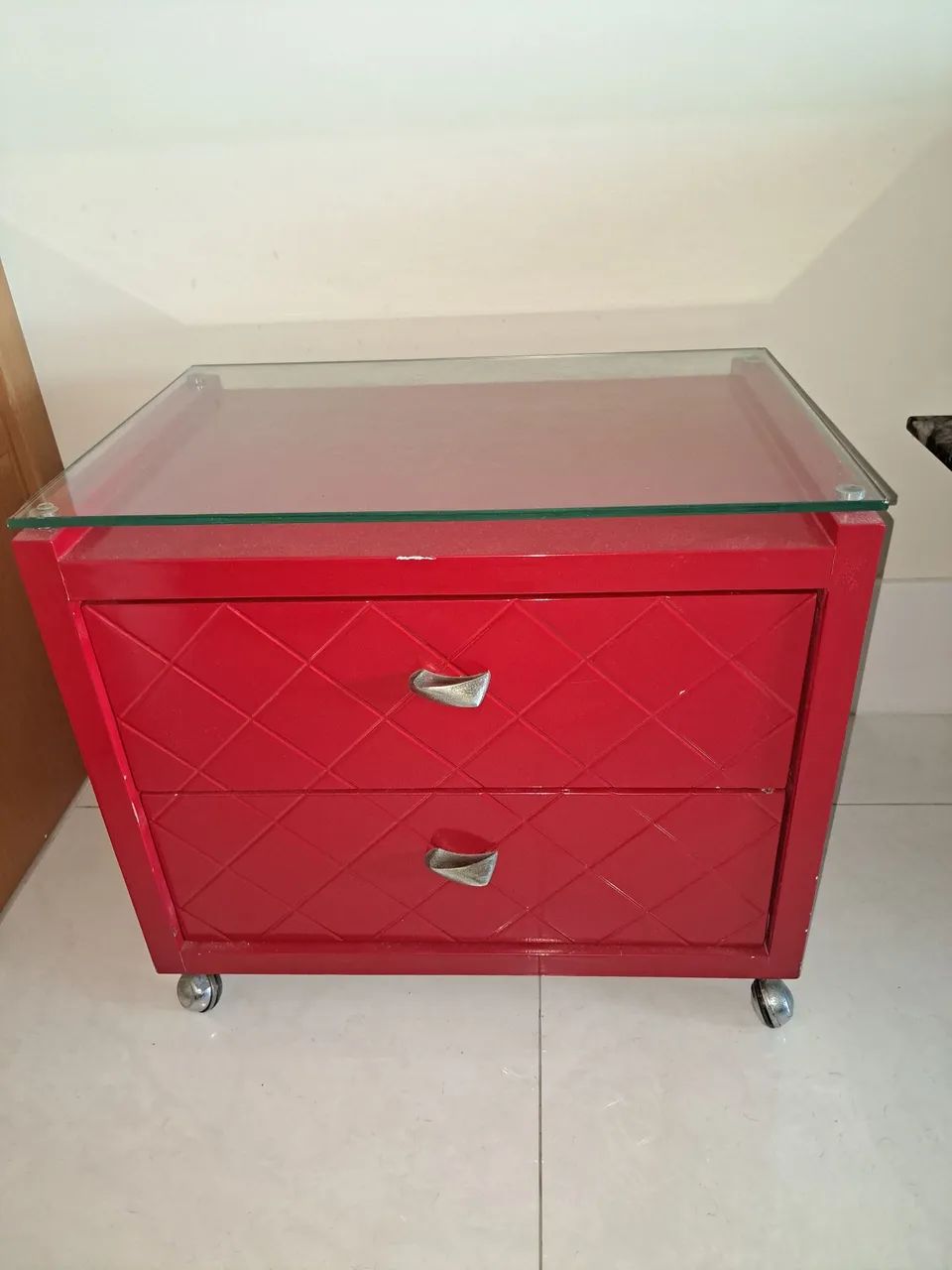 Par de Criados-Mudos em MDF Vermelho com Tampo de Vidro - Foto 4