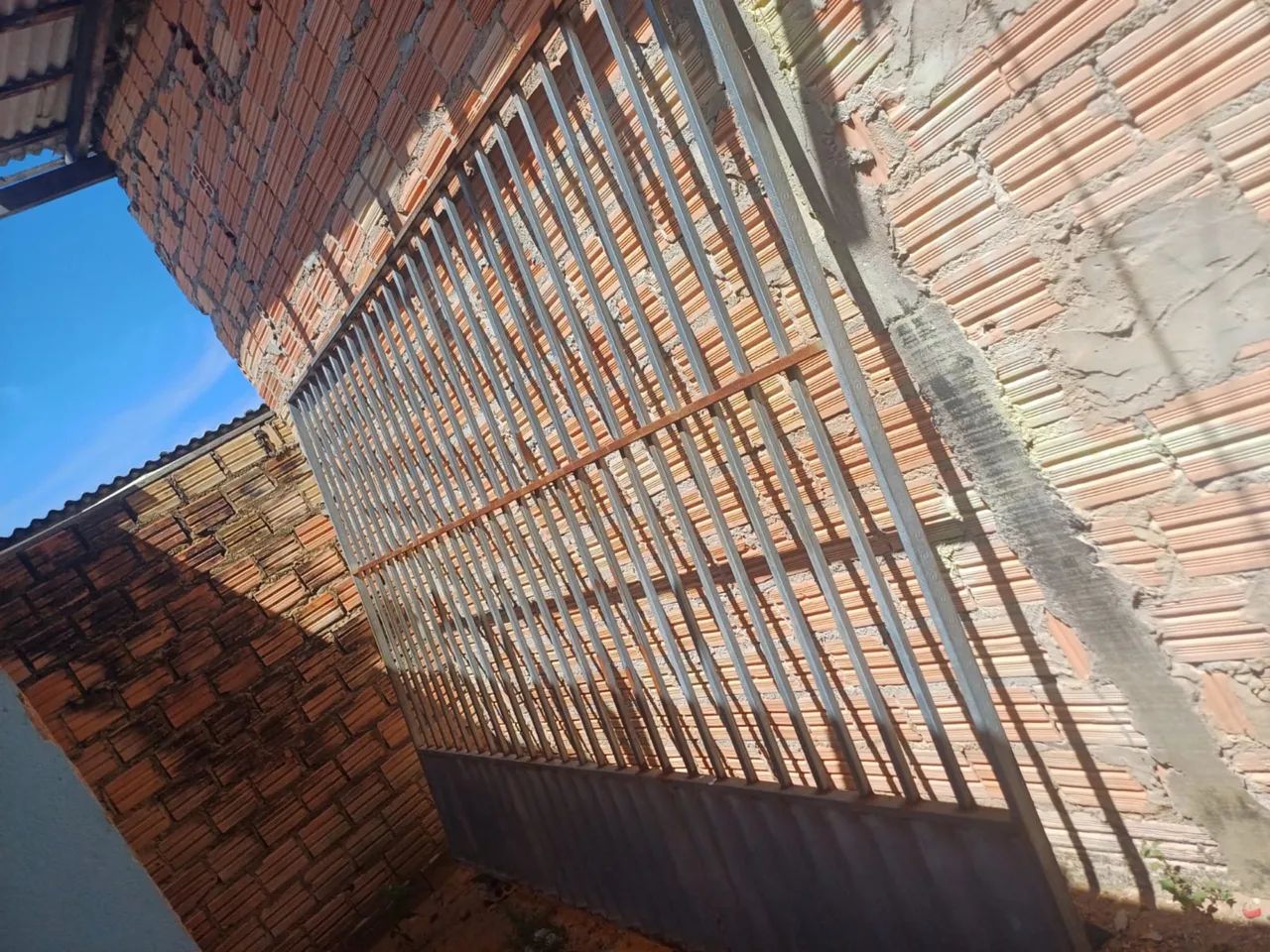 Portão galvanizado e porta 