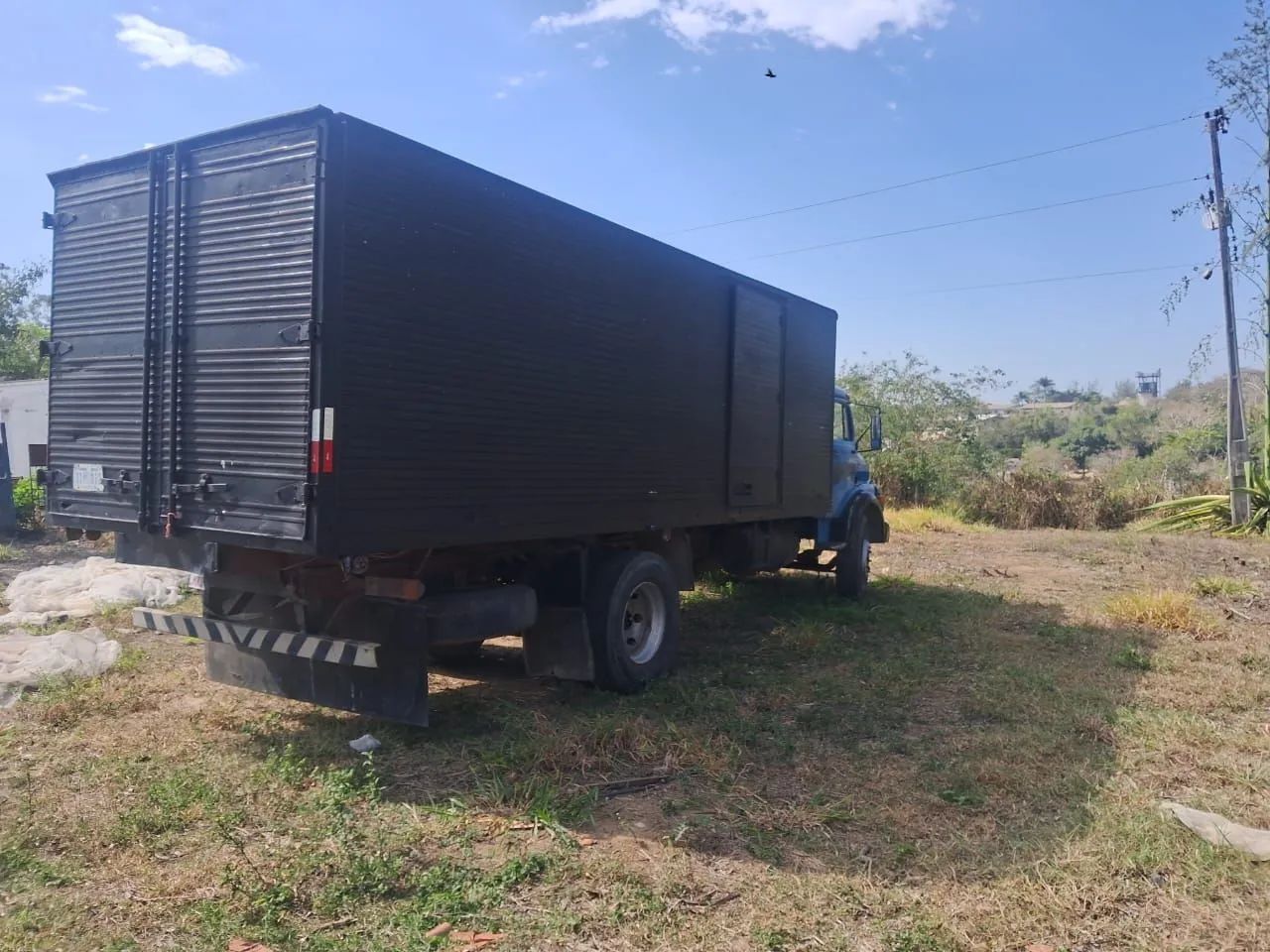 Caminhão MB1113, baú  - Foto 4
