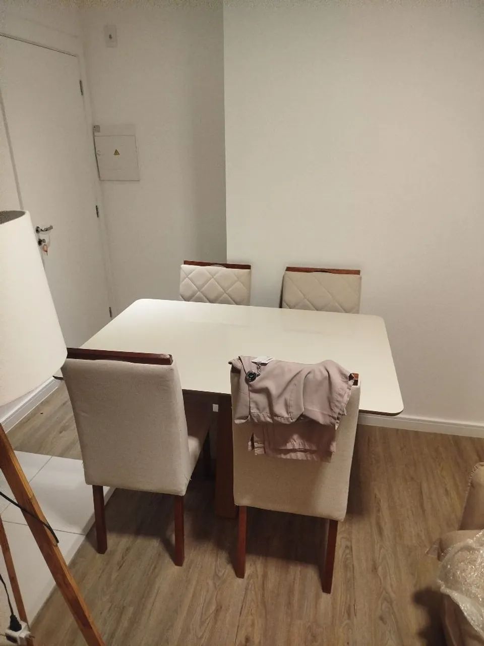 Mesa semi nova 4 cadeiras
