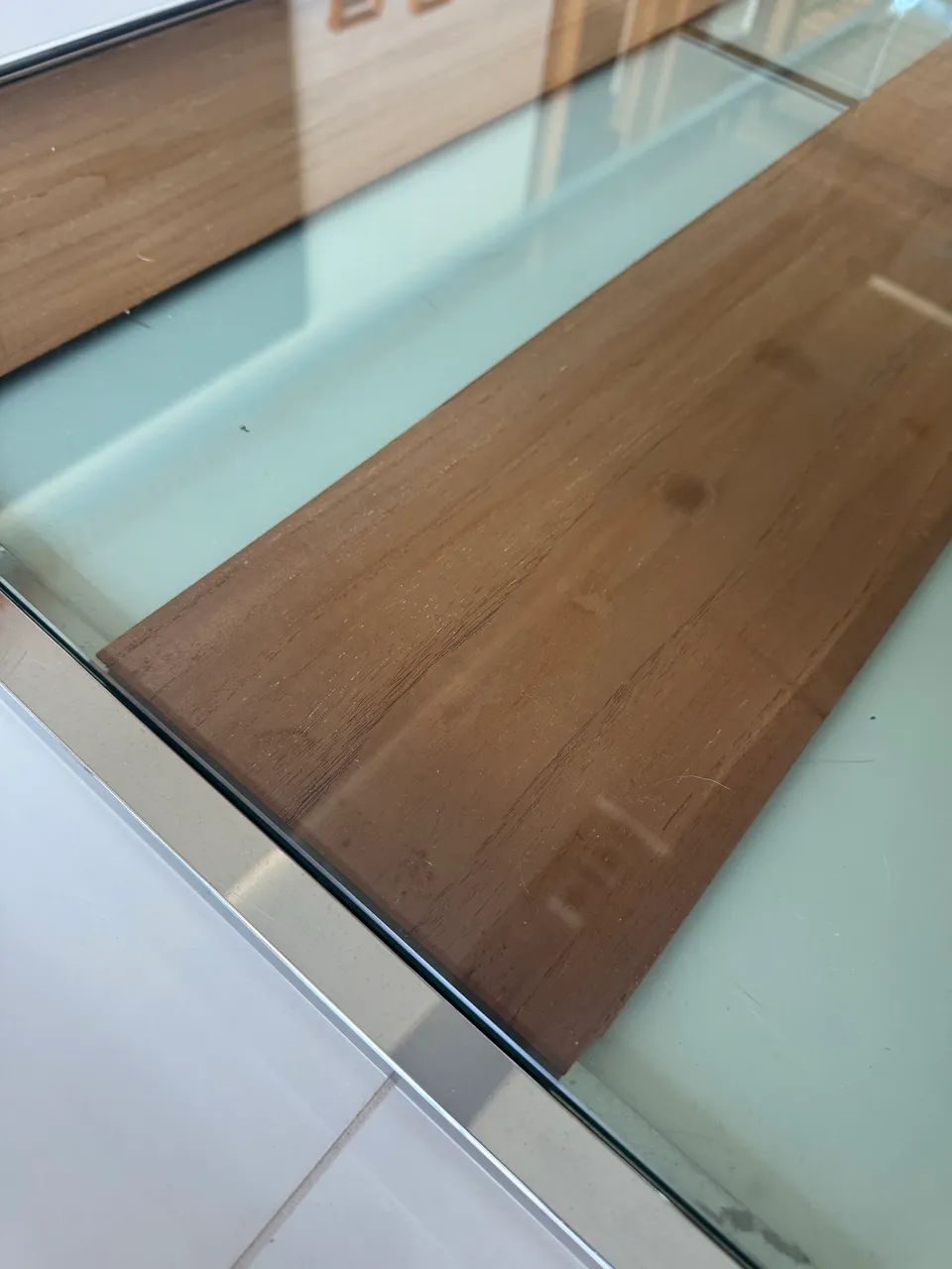 Mesa de centro vidro, madeira e inox - Foto 4
