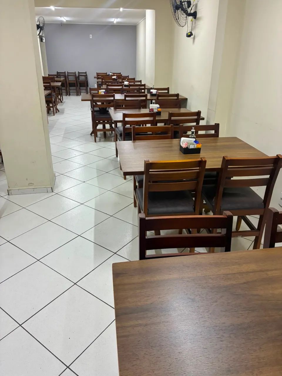 MESAS E CADEIRAS