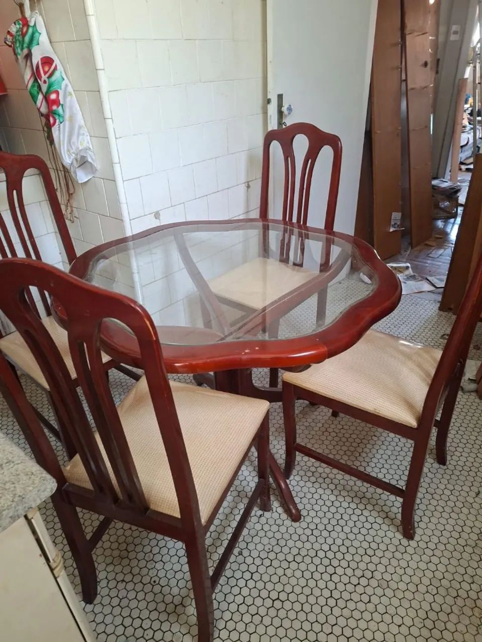 Mesa com tampo de vidro com 4 cadeiras