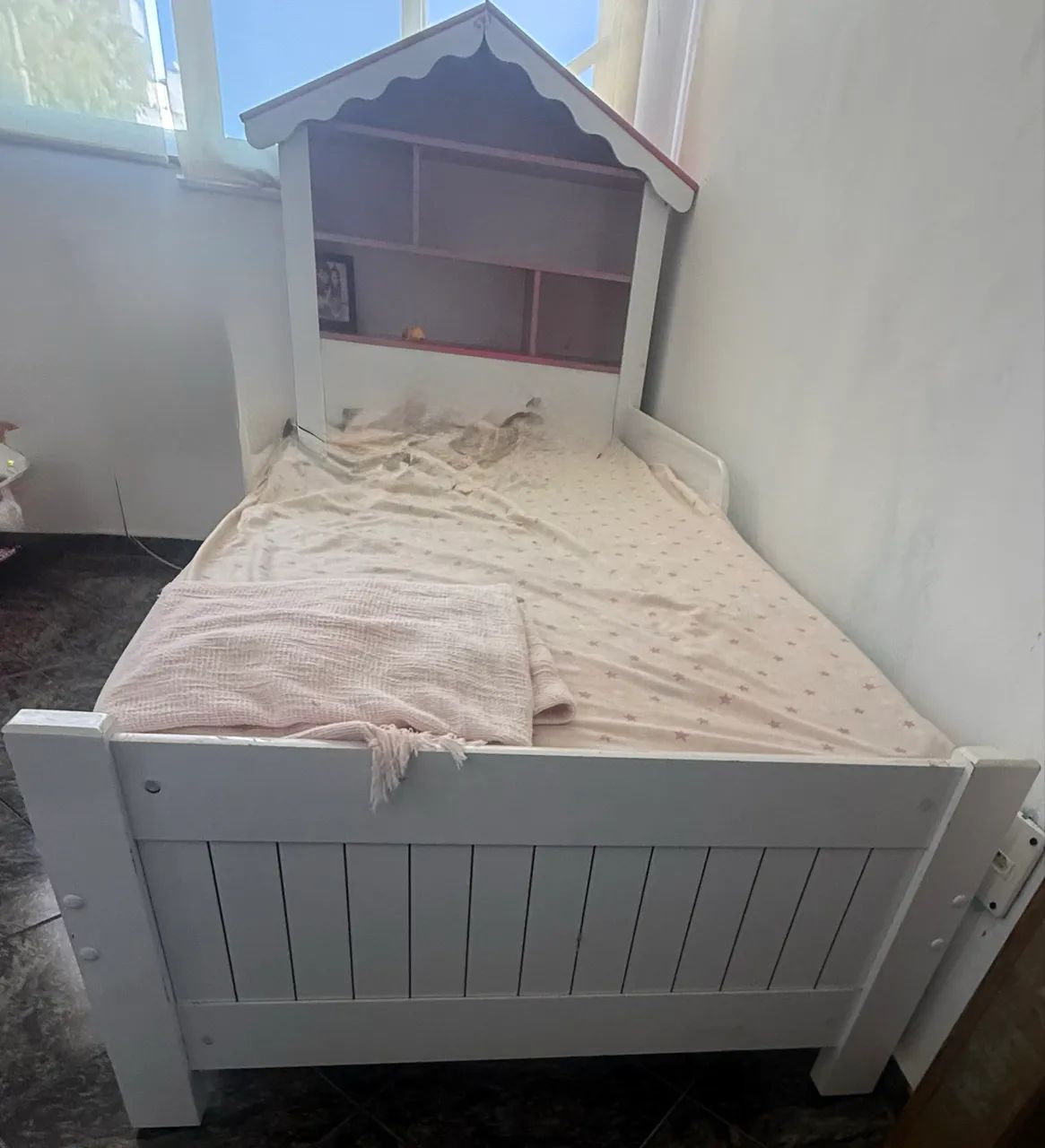 Cama infantil com cabeceira e nichos  - Foto 3