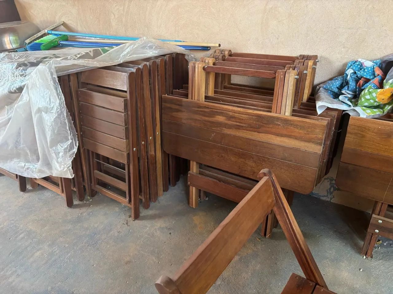 Mesa dobrável de madeira com 4 cadeiras 