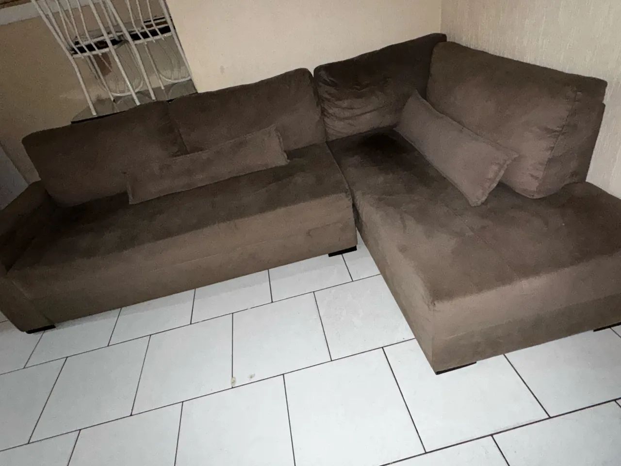 Sofá grande tecido suede marrom doi módulos sem defeito 