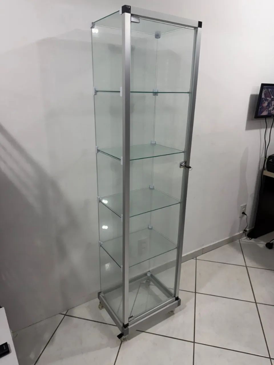 Expositor de Vidro Vertical com Chave e Rodas  - Foto 3