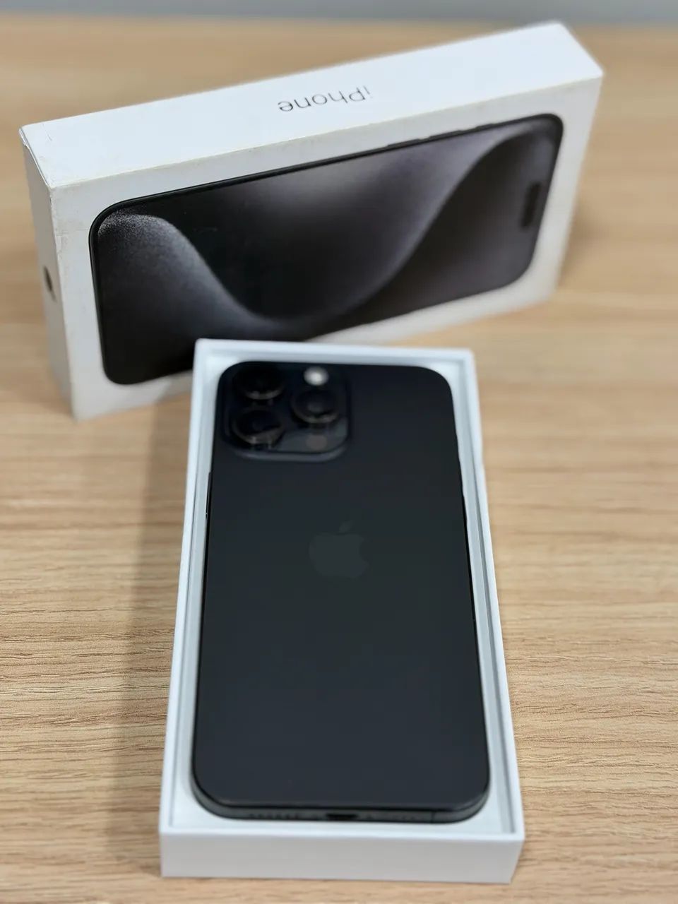 iPhone 15 Pro Max 256GB - Black Titanium - Semi Novo - Celulares e