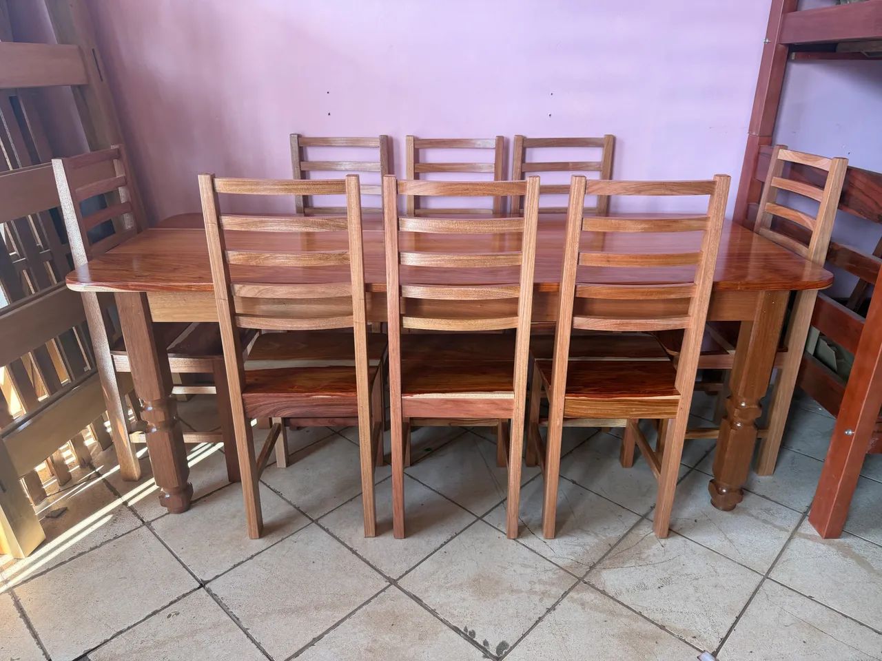 Mesa 8 cadeiras pernas torneadas nova em madeira  - Foto 3