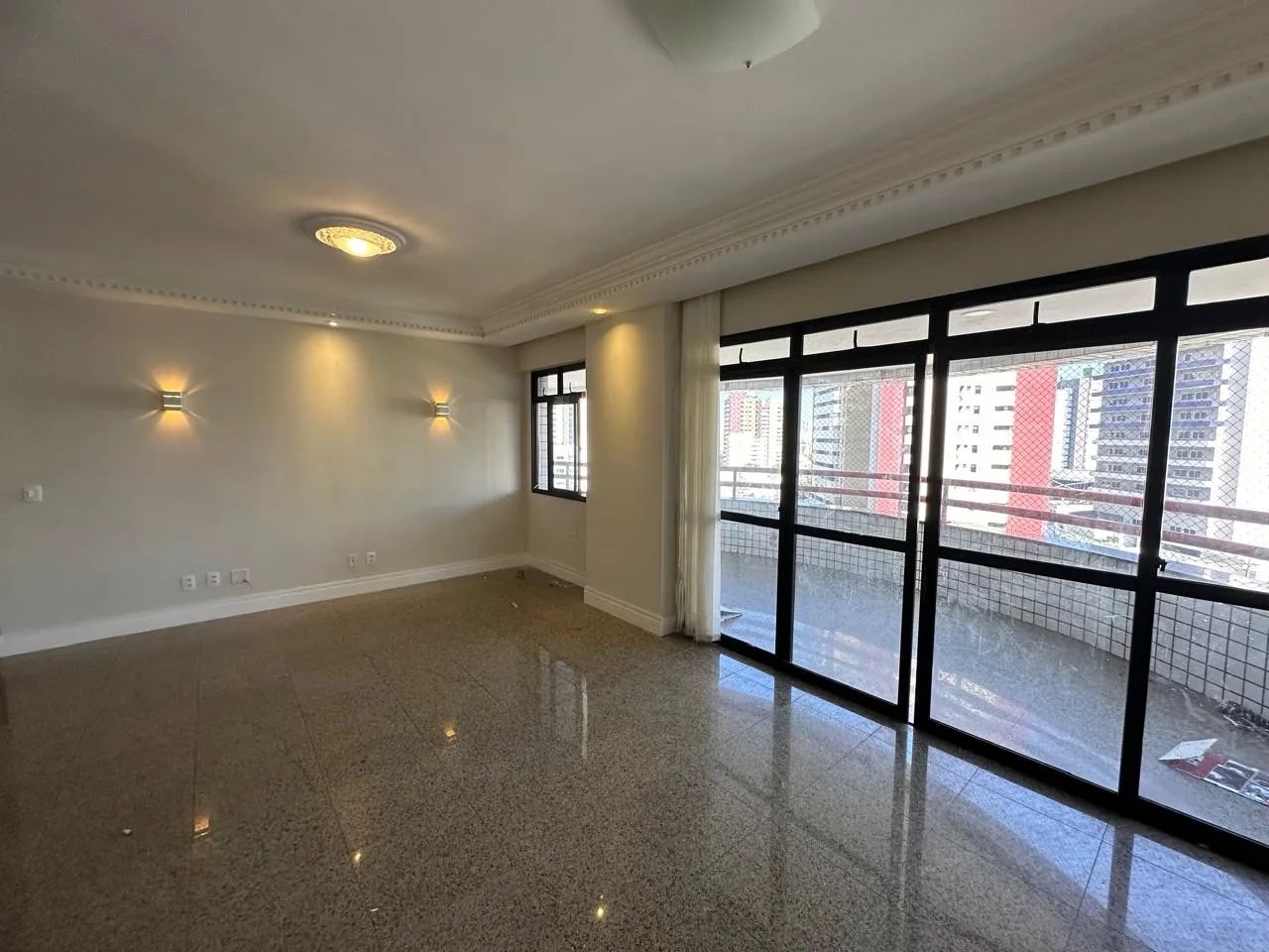Apto no Meireles com 3 suítes + gabinete 