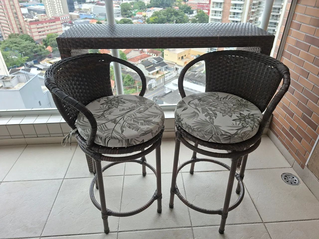 Aparador com 2 poltronas giratórias  - Foto 2
