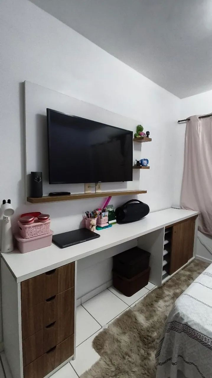 Escrivaninha com sapateira embutida 
