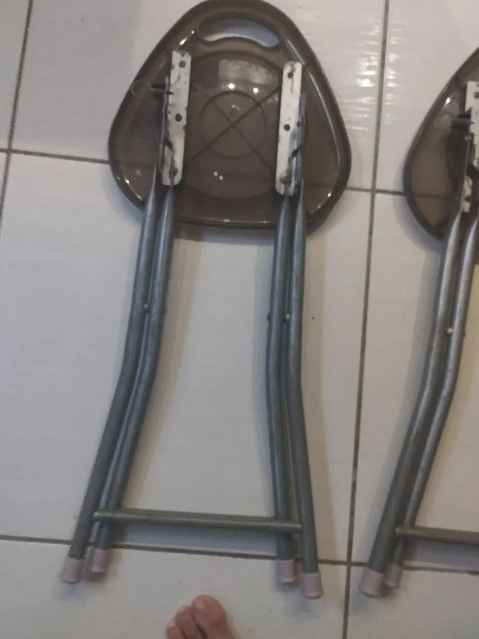 3 bancos dobráveis de ferro e plástico  - Foto 2