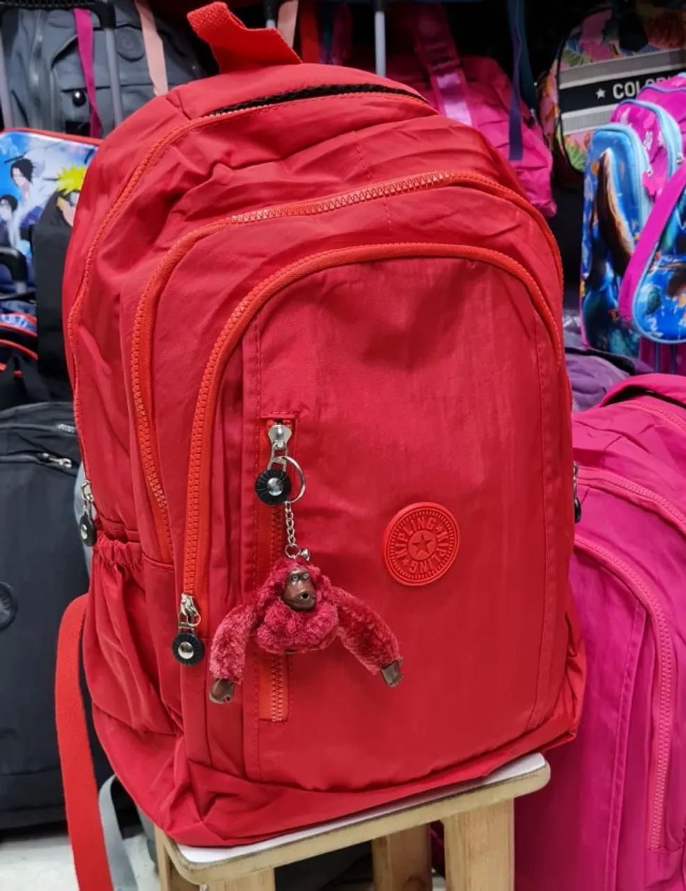 Mochila Kipling azul com o icónico porta-chaves de macaco - Foto 2