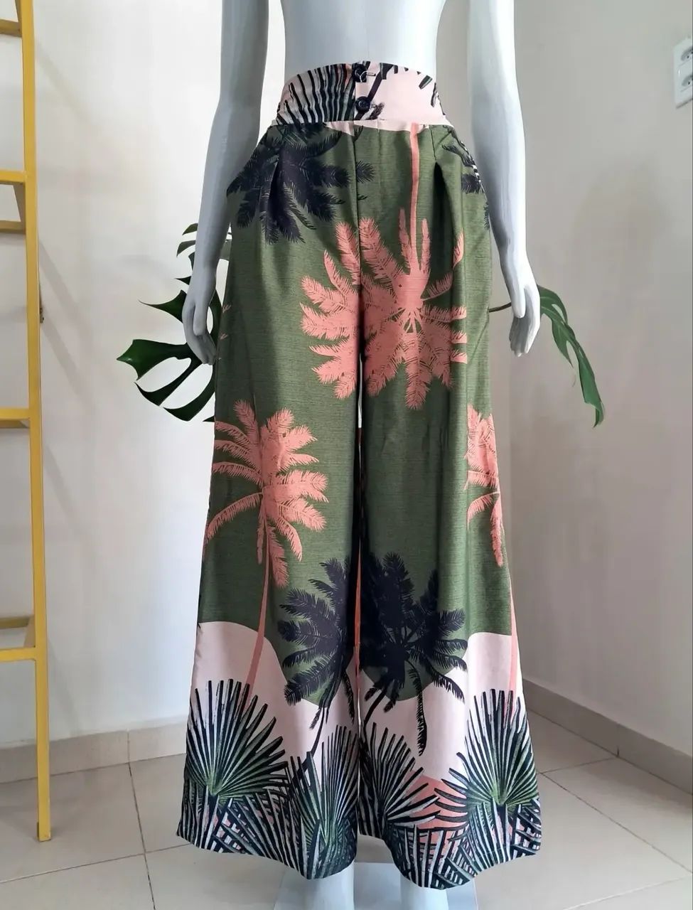 Calça pantalona verde estampada 