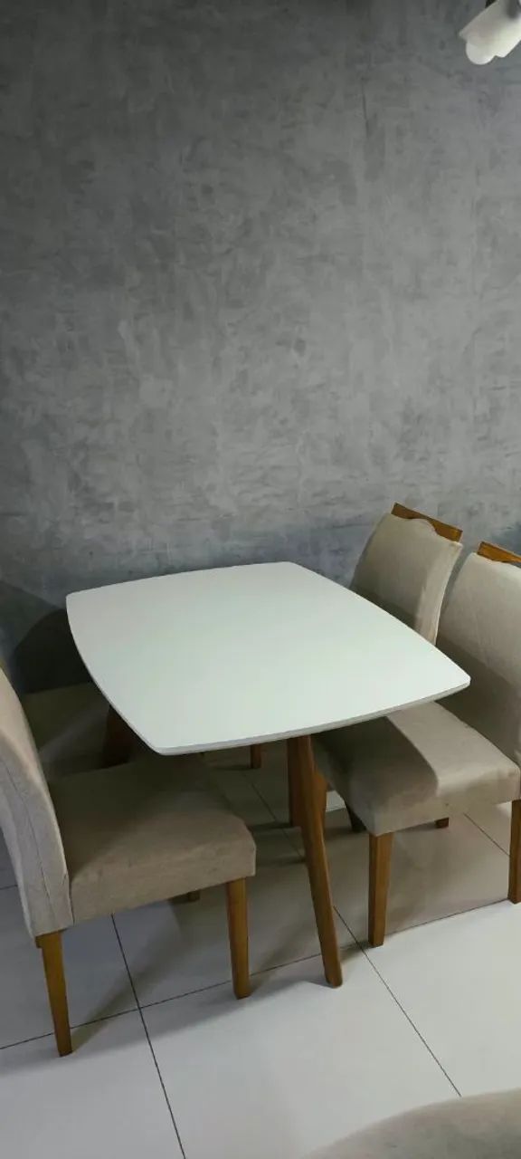 Mesa com 4 cadeiras