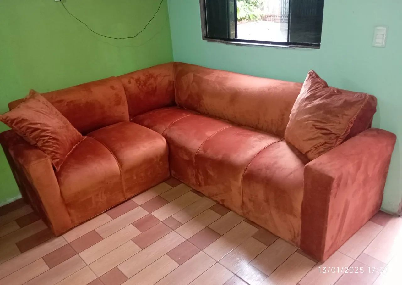 Sofá de canto na cor terra cota 