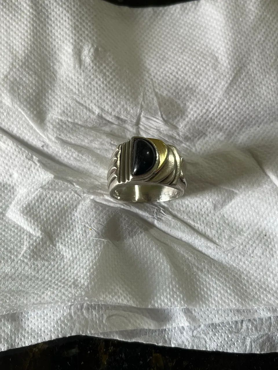 Anel de Prata com Pedra Preta e Detalhe em Ouro 18k - Foto 2