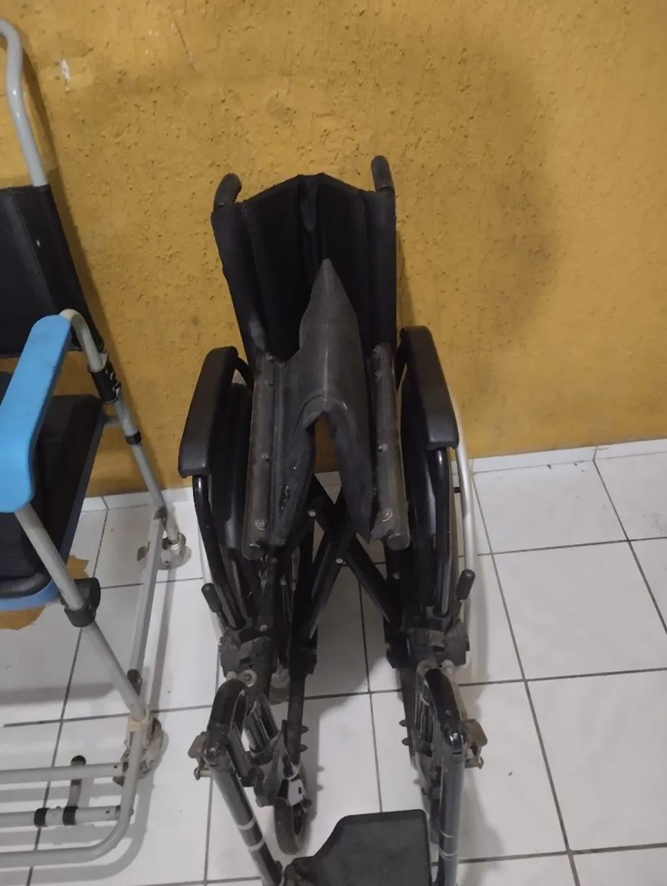 cadeira de rodas+ cadeira de banho ortobras - Foto 2