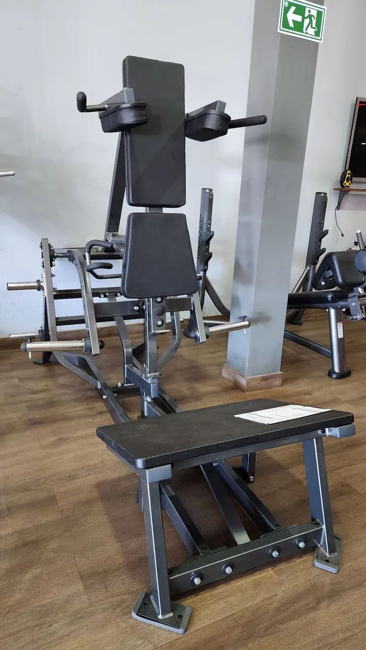 MAQUINA DE AGACHAMENTO V SQUAT 45 GRAUS PROFISSIONAL