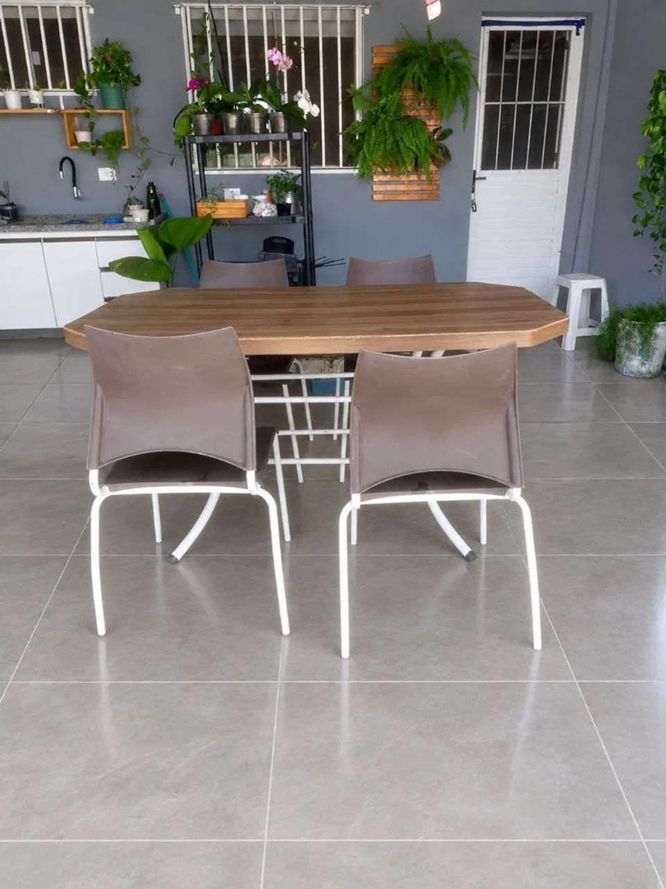 Vendo mesa com 4 cadeiras usadas  - Foto 2