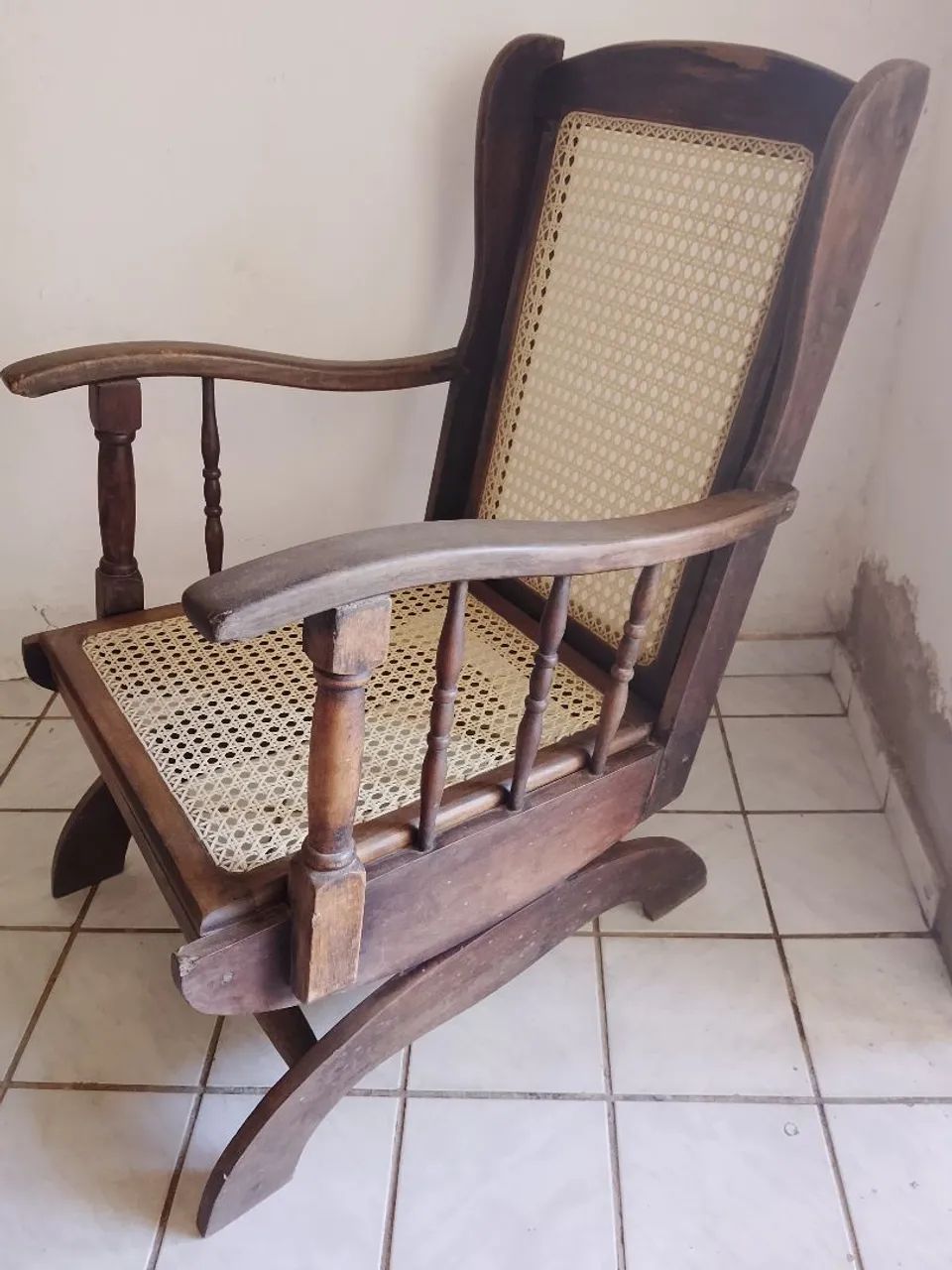 Cadeira de Balanço Antiga (Madeira Maciça) - Foto 3
