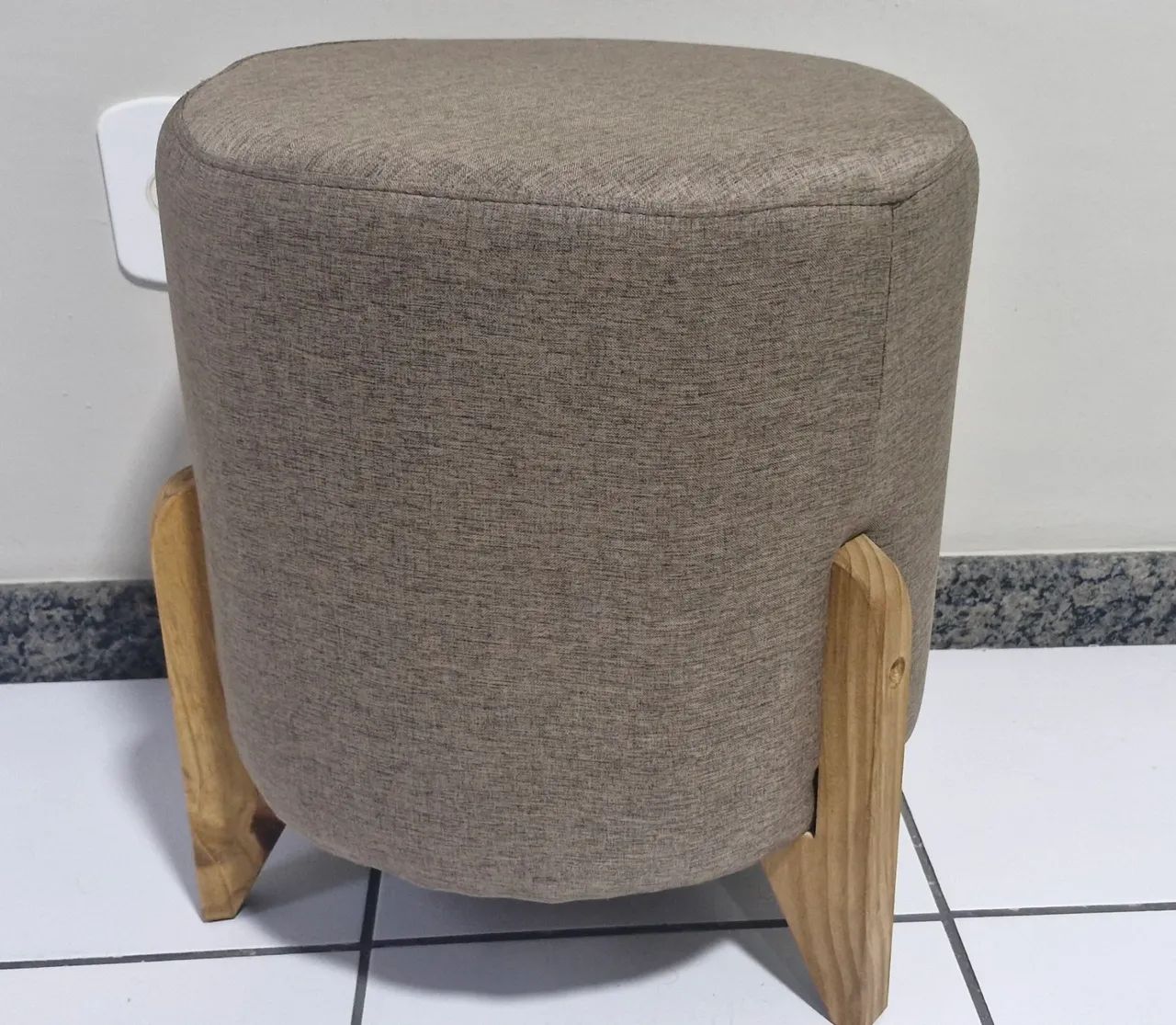 Lindo puff revestido com linho e pés de madeira - Foto 2