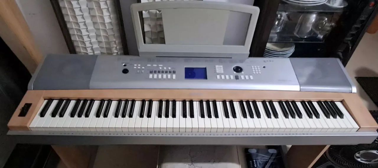 Piano e Teclado Digital YAMAHA DGX620 
