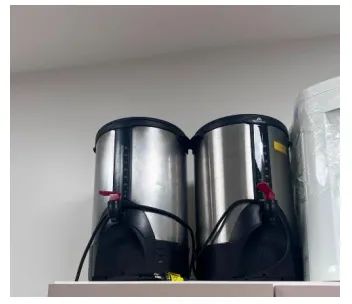 Bebedouro, cafeteiras e ventilador com avaria