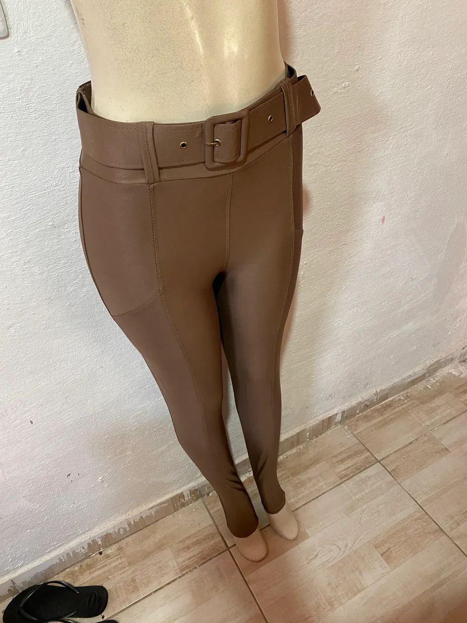 Calça em cirré bege escuro chapa barriga