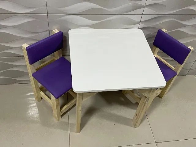Mesa infantil baú, com cadeiras estofadas 
