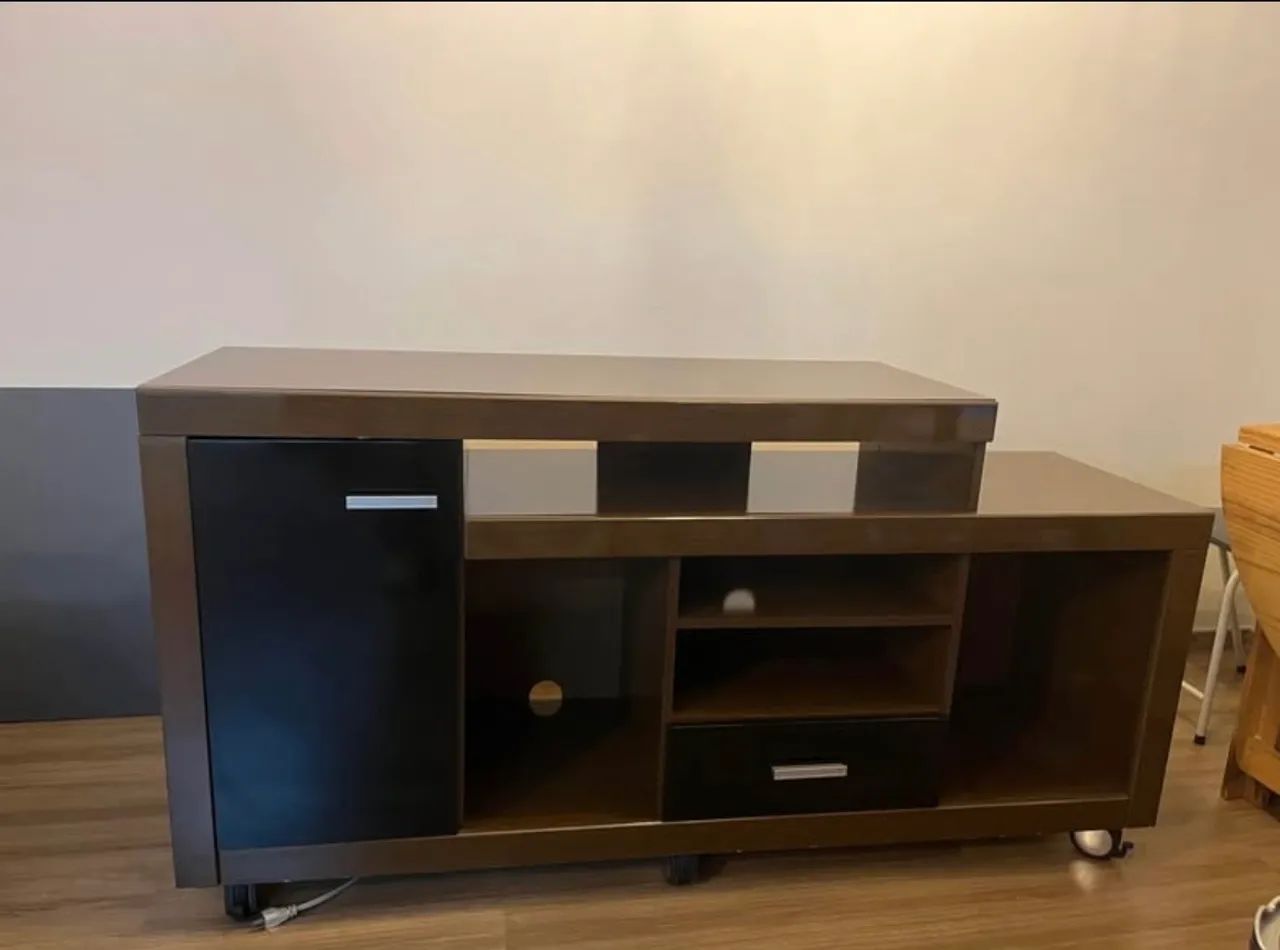 Rack Tv marrom e preto 