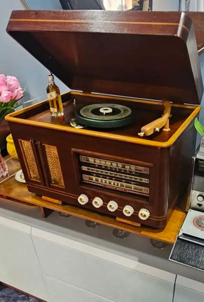 RADIO E VITROLA ANTIGA BELÍSSIMA.