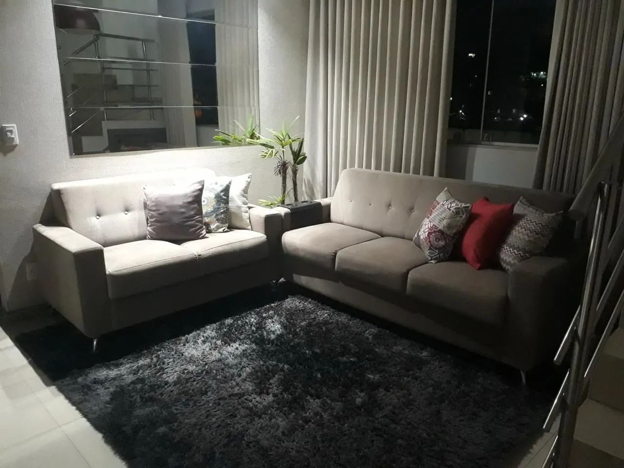 Vendo conjunto de sofás de 3 e 2 lugares, em tecido camurça na cor areia.