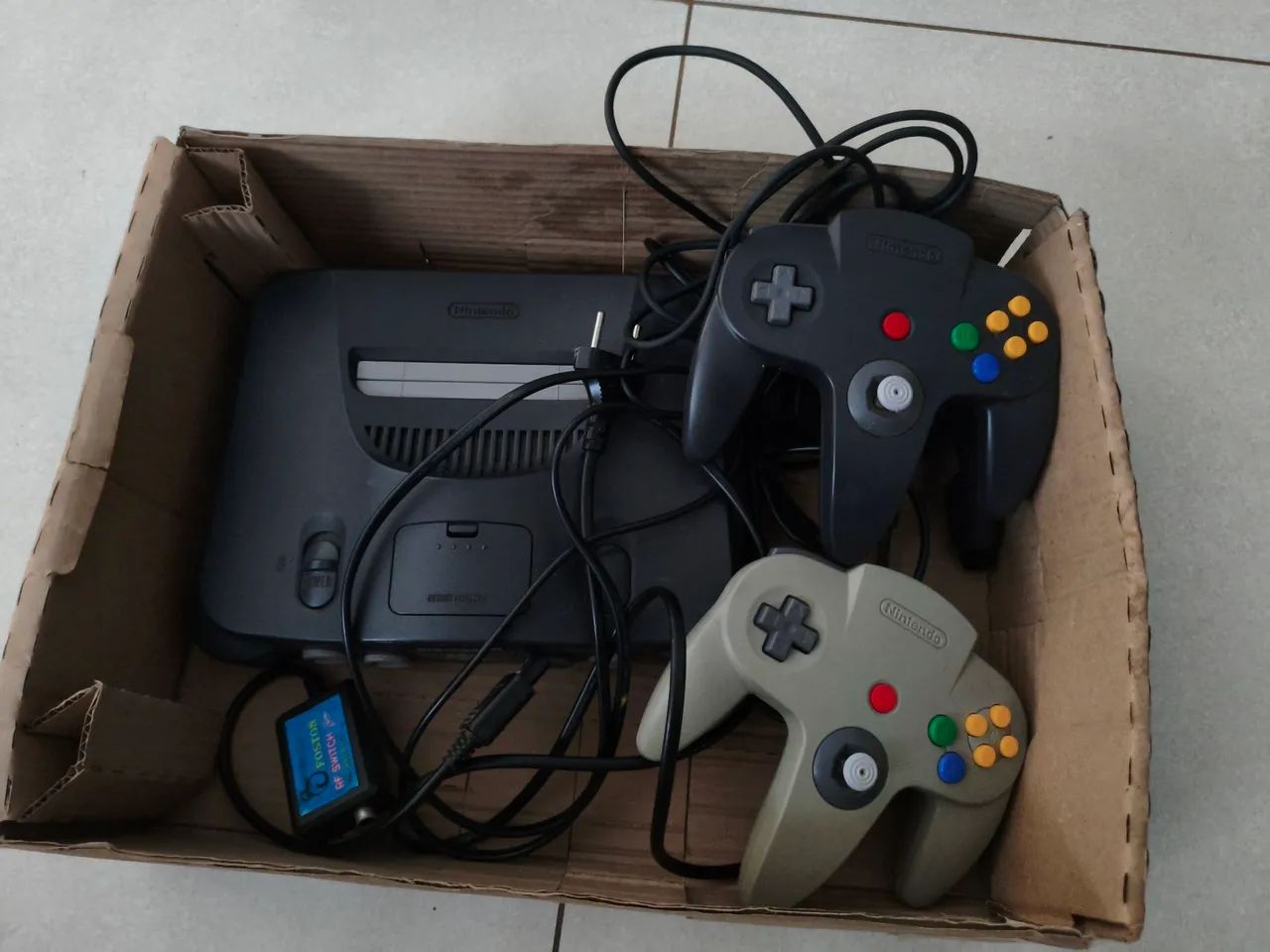 Nintendo 64 com caixa e 2 controles  - Foto 3