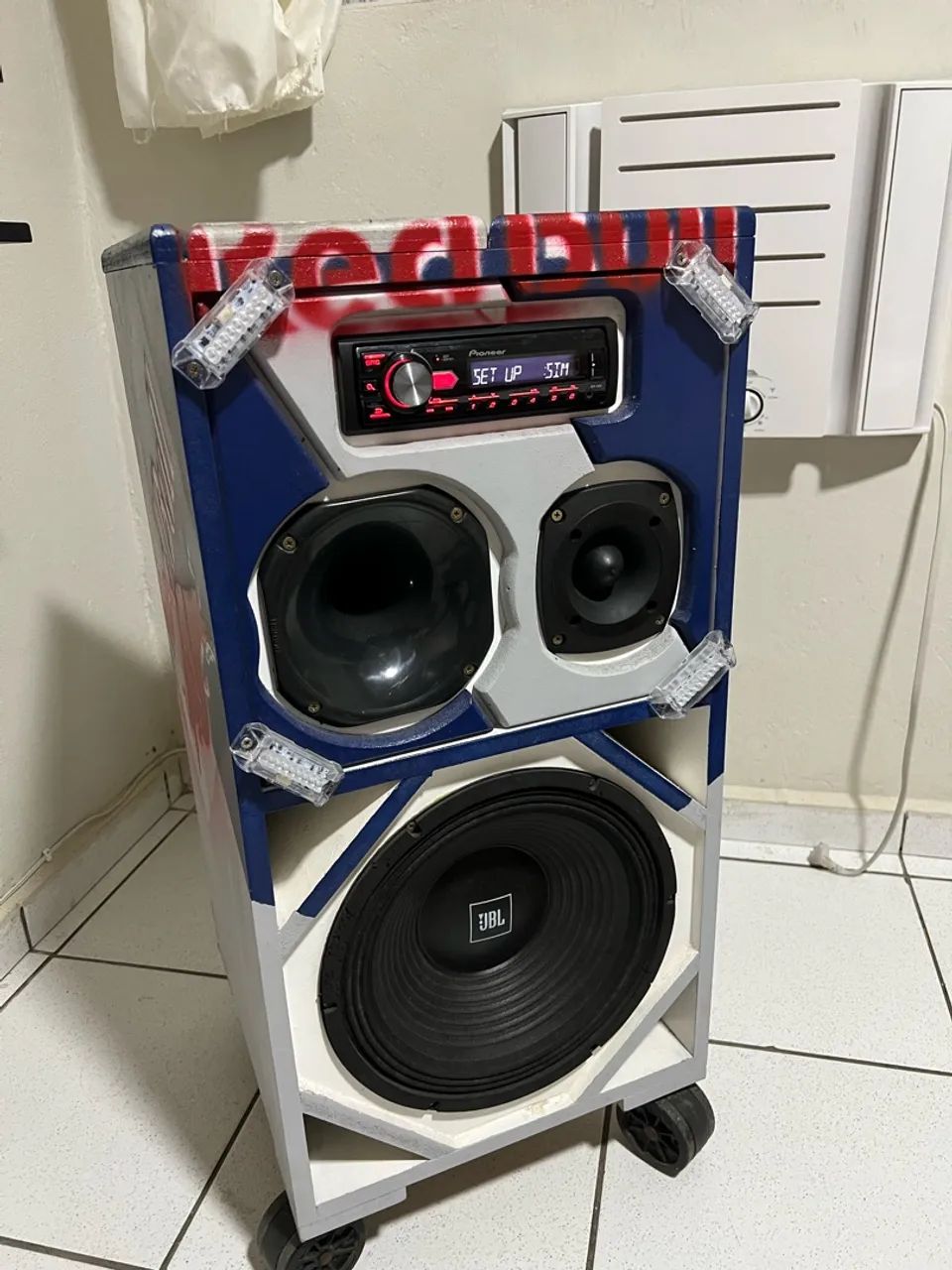 Vendo Caixa bob Redbull