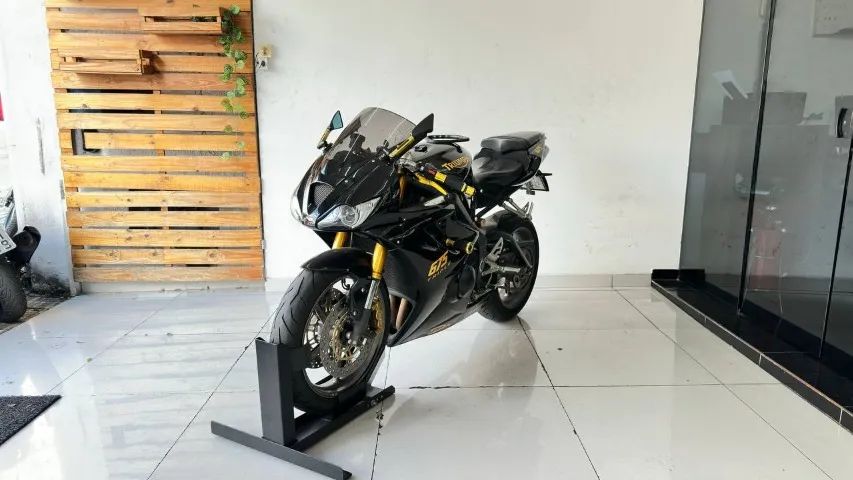 TRIUMPH DAYTONA 675 TRIPLE 2009 PRETA COM 38.000 KM  - Foto 2